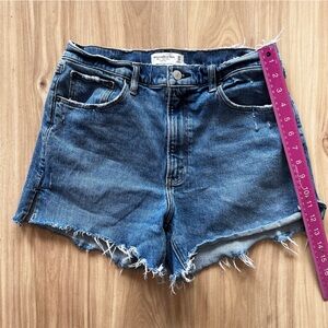Abercrombie & Fitch High Rise Mom Short 4in Inseam size US10 Medium Wash
